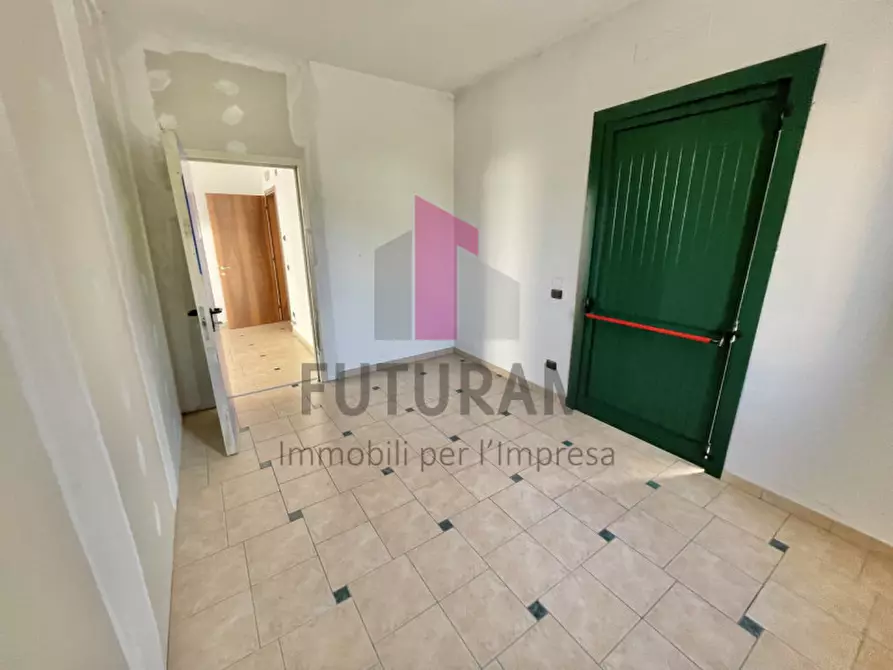 Immagine 20 di Negozio in vendita  a Rosà