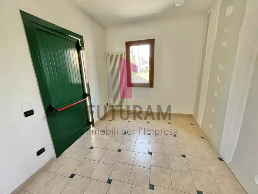 Immagine 22 di Negozio in vendita  a Rosà