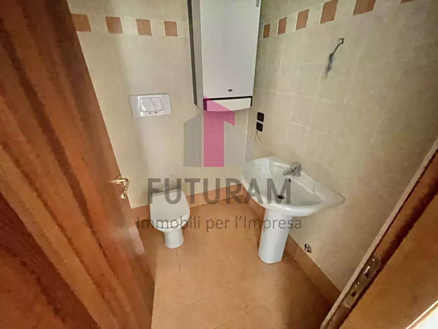 Immagine 24 di Negozio in vendita  a Rosà