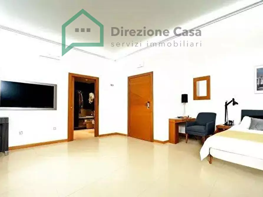 Immagine 11 di Appartamento in vendita  in corso arnaldo lucci 149 a Napoli