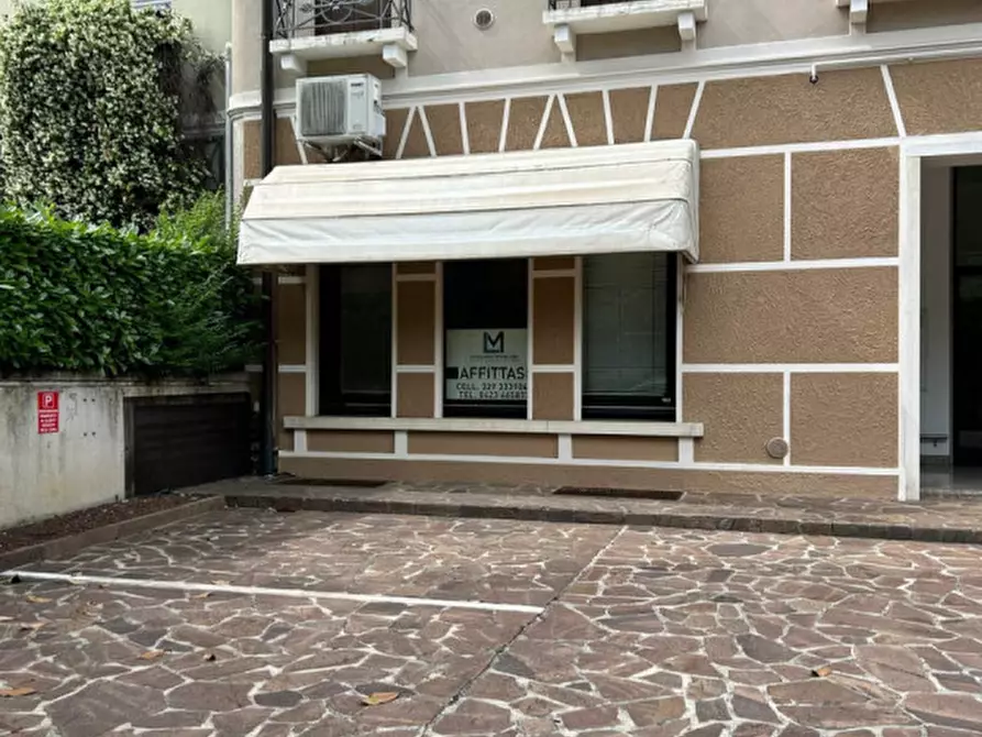 Immagine 2 di Negozio in affitto  a Montebelluna