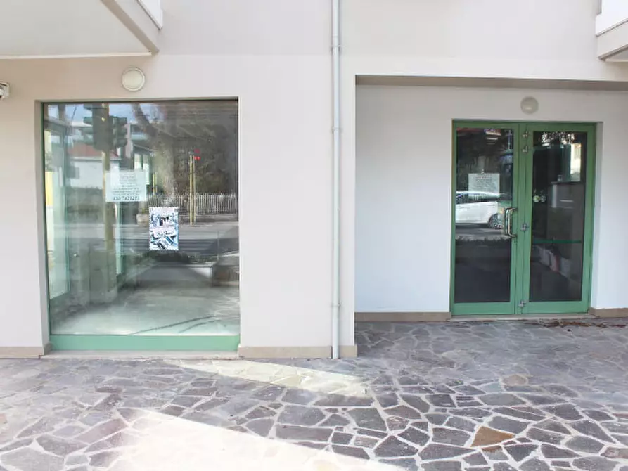 Immagine 1 di Negozio in vendita  in via papa giovanni xxIII a Montesilvano