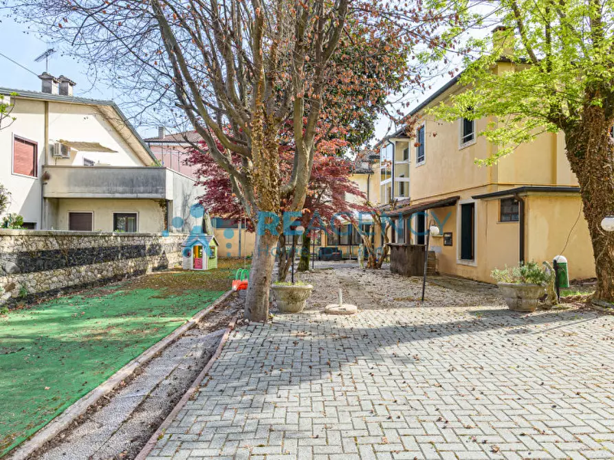 Immagine 5 di Bed & Breakfast in vendita  in via roma 5 a Trissino