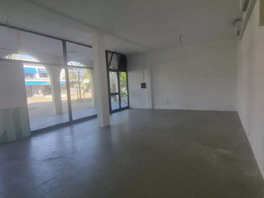 Immagine 3 di Negozio in vendita  a Correggio