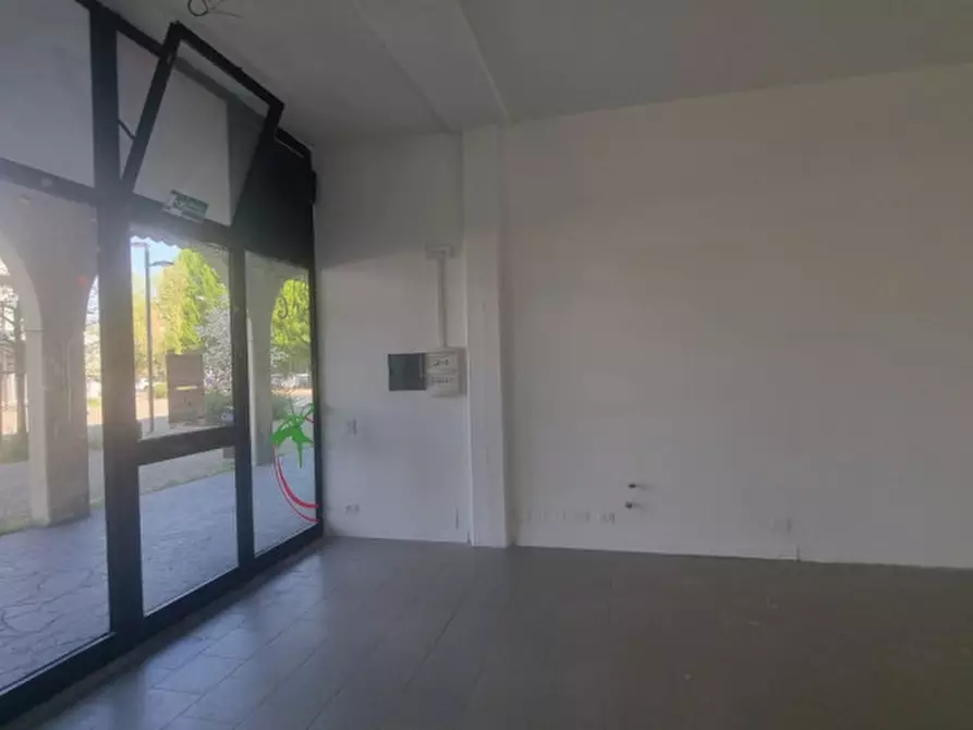 Immagine 4 di Negozio in vendita  a Correggio
