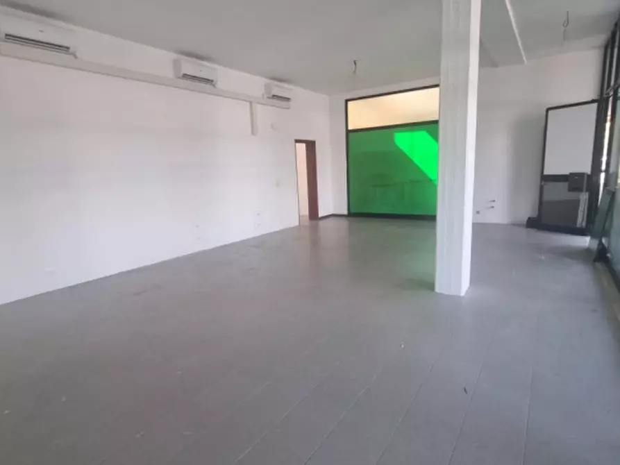 Immagine 5 di Negozio in vendita  a Correggio