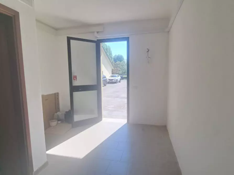 Immagine 10 di Negozio in vendita  a Correggio