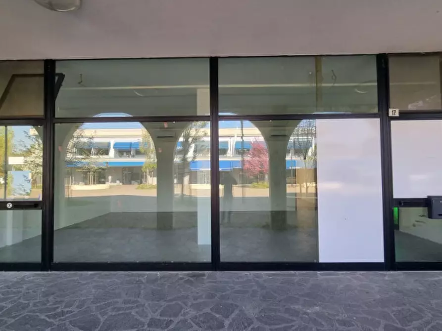 Immagine 12 di Negozio in vendita  a Correggio