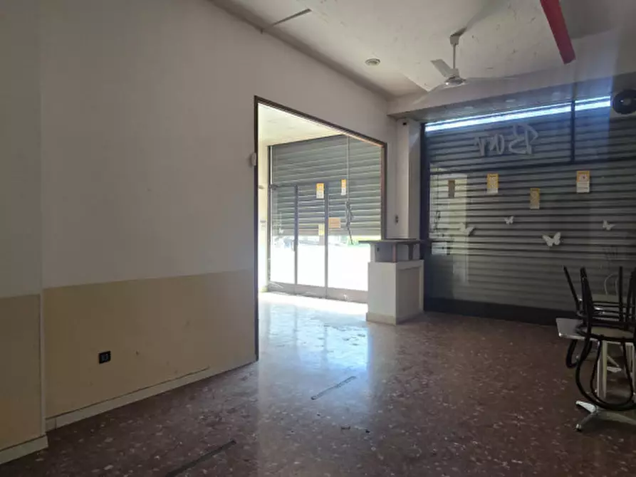 Immagine 12 di Negozio in affitto  in via lungonera cimarelli, 3 a Terni