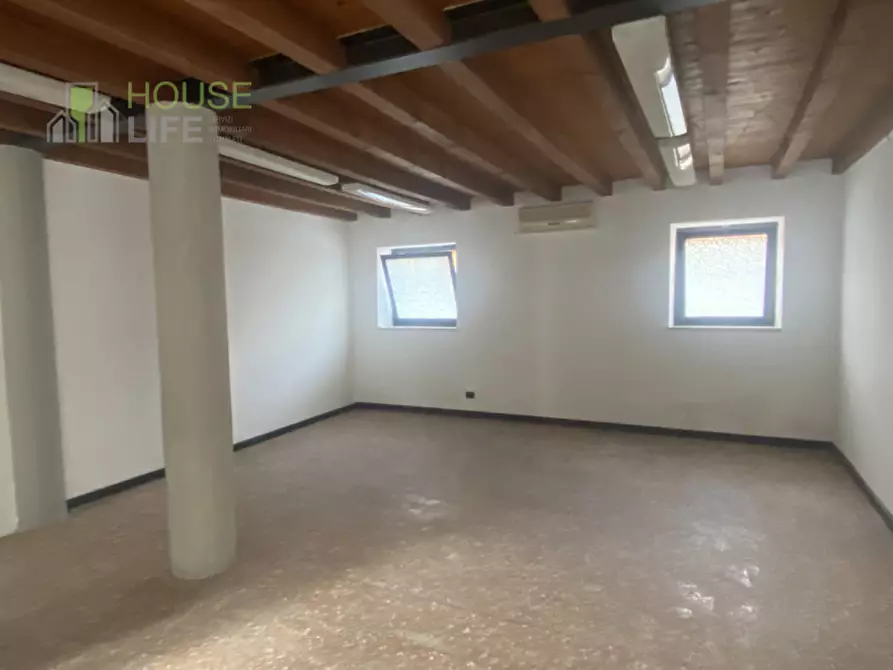 Immagine 2 di Negozio in vendita  in via Baratto a Schio