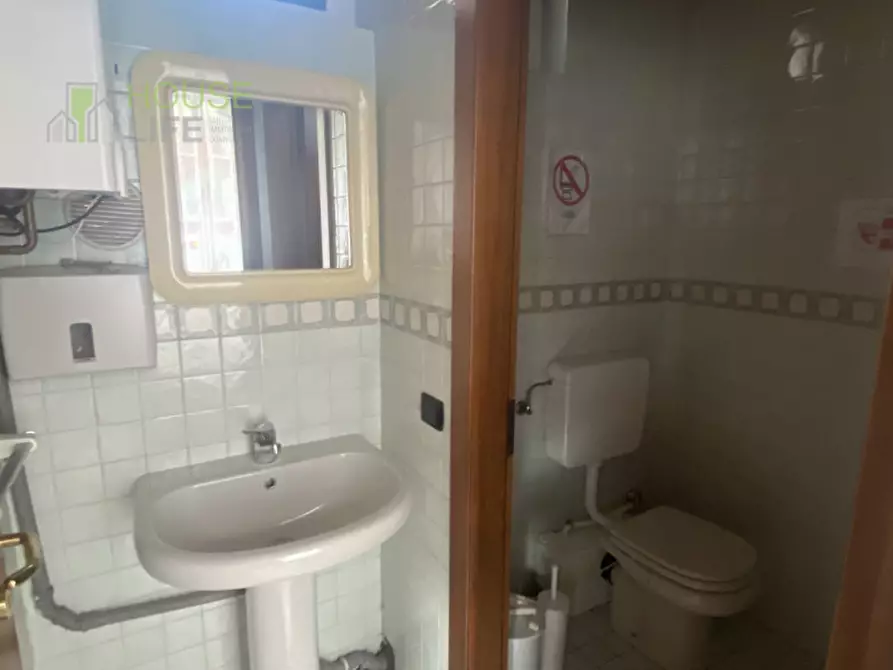 Immagine 9 di Negozio in vendita  in via Baratto a Schio