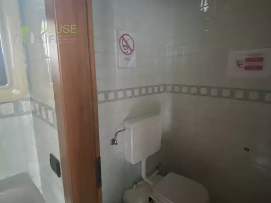 Immagine 10 di Negozio in vendita  in via Baratto a Schio