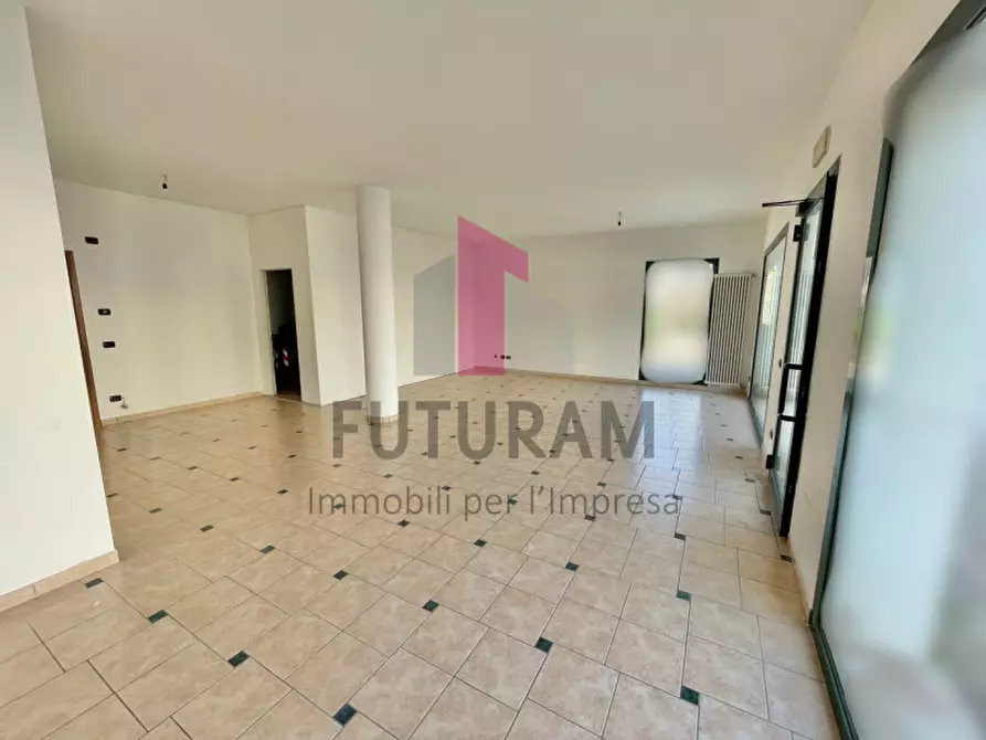 Immagine 2 di Negozio in affitto  in VIA DELL'INDUSTRIA a Rosà