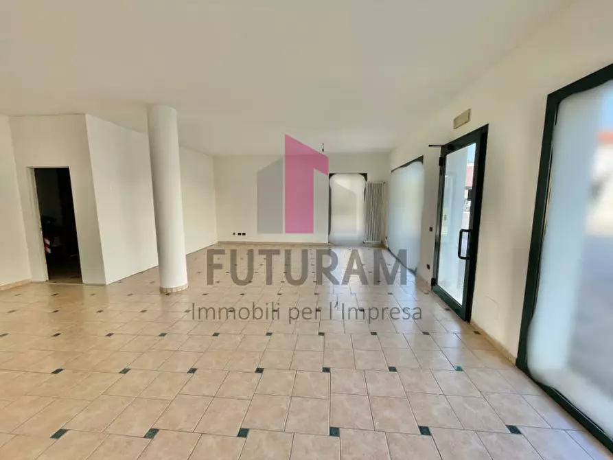 Immagine 3 di Negozio in affitto  in VIA DELL'INDUSTRIA a Rosà