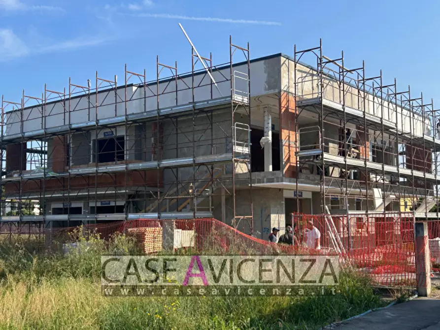 Immagine 2 di Casa trifamiliare in vendita  in Via Roma a Camisano Vicentino