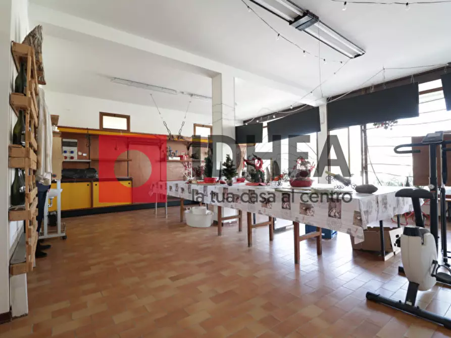 Immagine 1 di Negozio in vendita  in Via Calessani a Spresiano