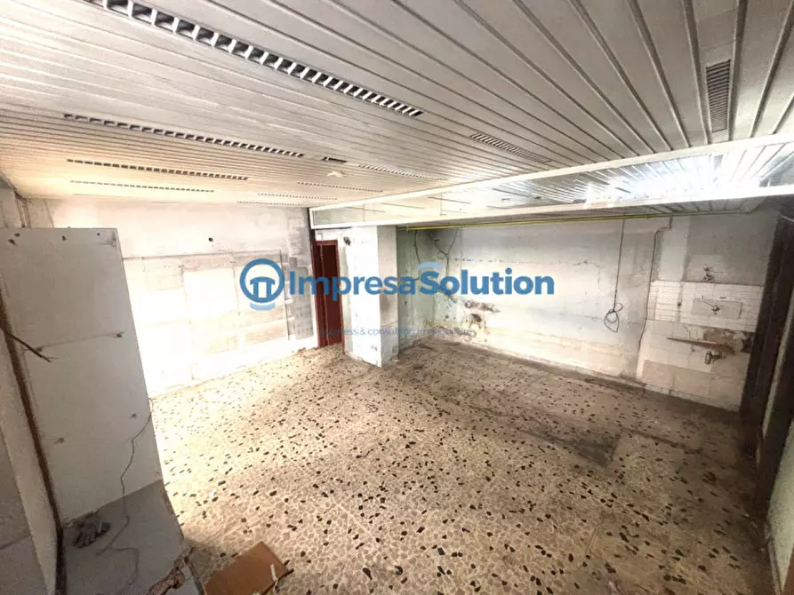 Immagine 14 di Negozio in affitto  in Via Giovanni Miranda a Napoli