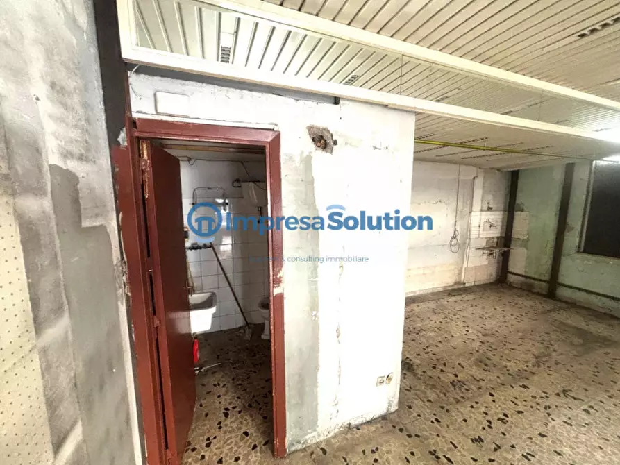 Immagine 17 di Negozio in affitto  in Via Giovanni Miranda a Napoli