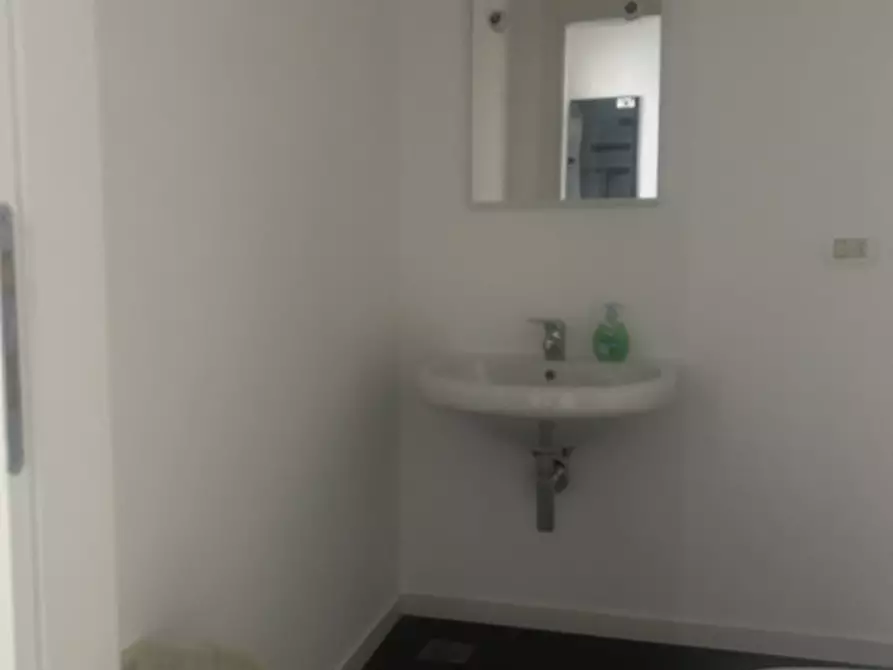 Immagine 10 di Ufficio in affitto  in Viale dell'industria a Schio