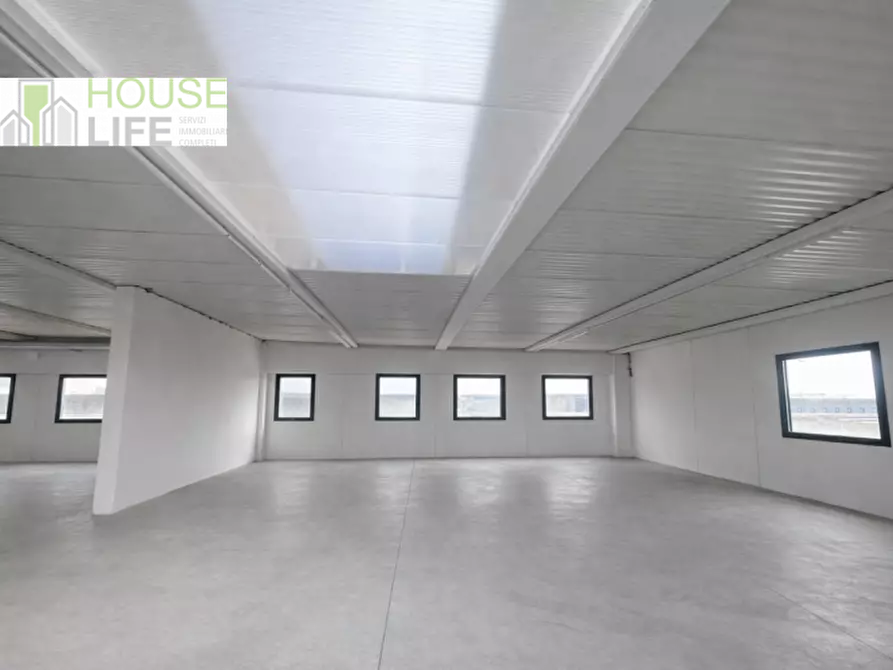 Immagine 2 di Capannone industriale in affitto  in via Astico a Carrè