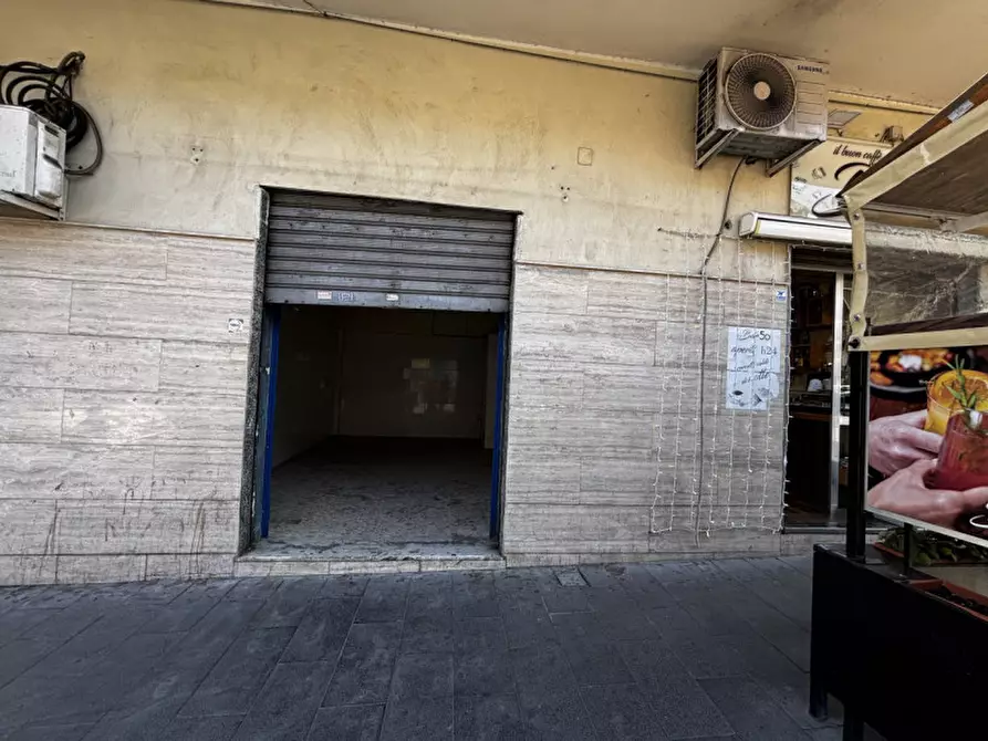 Immagine 1 di Negozio in affitto  in Piazza Luigi Palomba 28 a Torre Del Greco