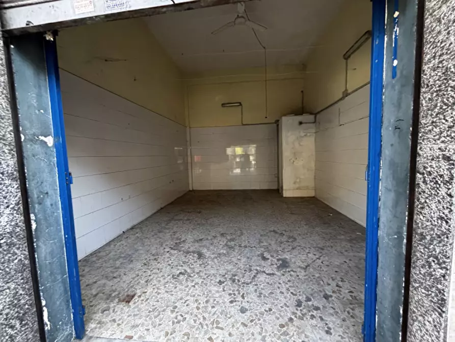 Immagine 3 di Negozio in affitto  in Piazza Luigi Palomba 28 a Torre Del Greco