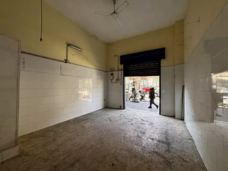 Immagine 4 di Negozio in affitto  in Piazza Luigi Palomba 28 a Torre Del Greco