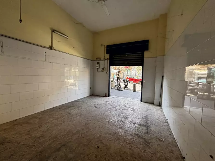 Immagine 5 di Negozio in affitto  in Piazza Luigi Palomba 28 a Torre Del Greco