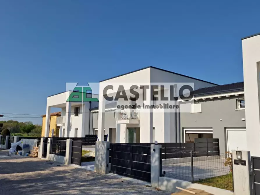 Immagine 2 di Casa trifamiliare in vendita  in Piazza dei Martiri 16 a Santa Giustina In Colle