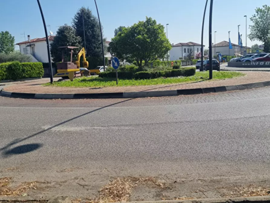 Immagine 2 di Negozio in vendita  in Via Zuccherificio a Este