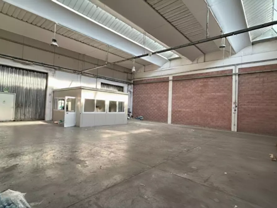 Immagine 1 di Capannone industriale in affitto  in Via Nazionale del Brennero a San Pietro In Cariano