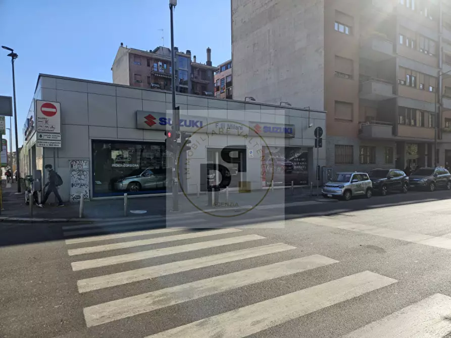Immagine 1 di Negozio in vendita  in Viale Emilio Papiniano a Milano