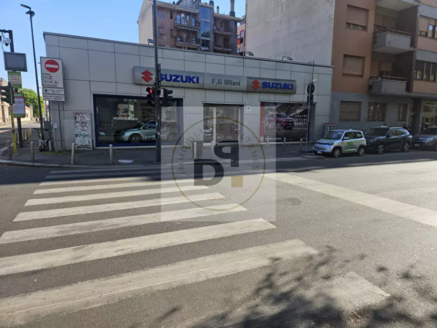 Immagine 2 di Negozio in vendita  in Viale Emilio Papiniano a Milano