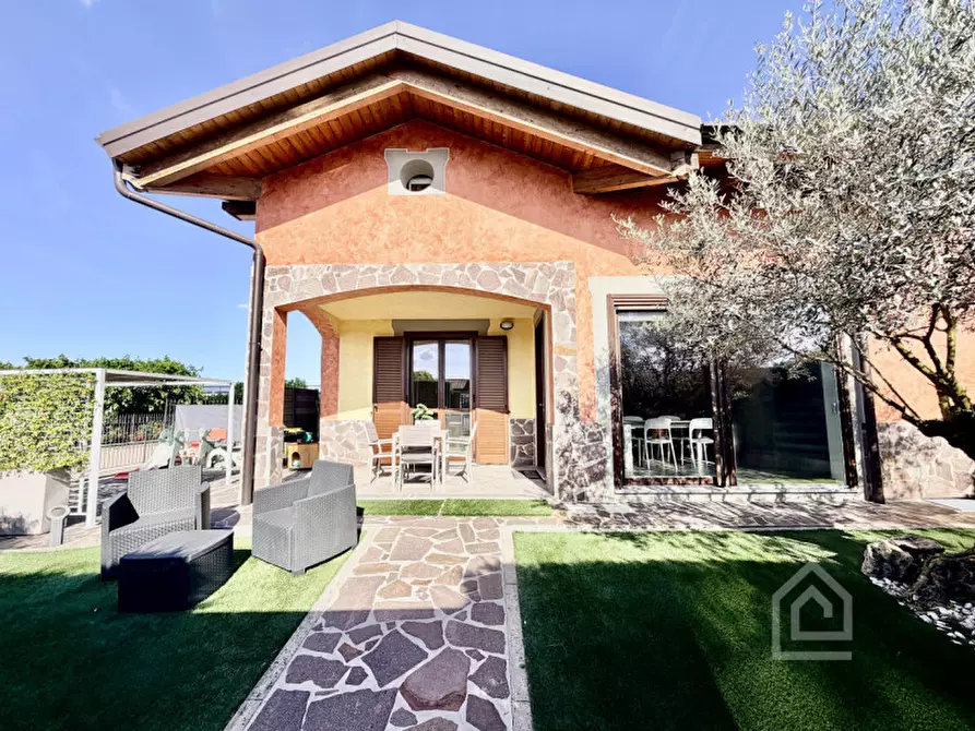 Immagine 2 di Villa in vendita  in Via Maestra 37 H a Chivasso