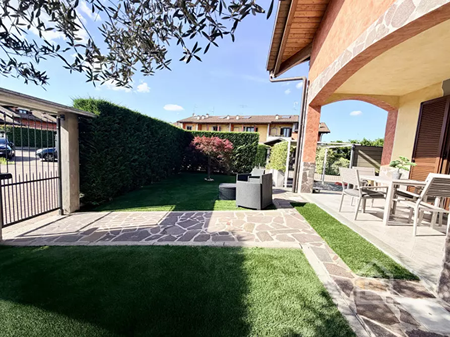 Immagine 3 di Villa in vendita  in Via Maestra 37 H a Chivasso