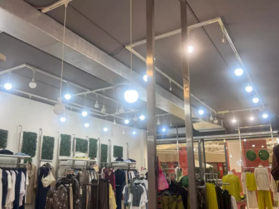 Immagine 1 di Negozio in vendita  in Via dell'Industria a Bussolengo