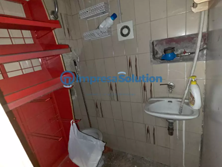 Immagine 9 di Negozio in affitto  in Via Matteo Renato Imbriani a Napoli