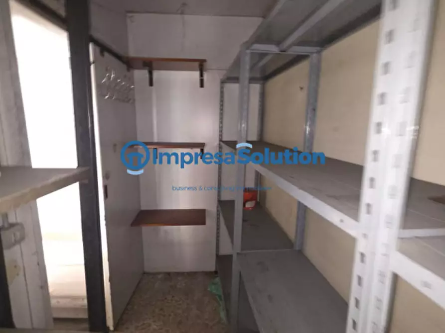 Immagine 10 di Negozio in affitto  in Via Matteo Renato Imbriani a Napoli