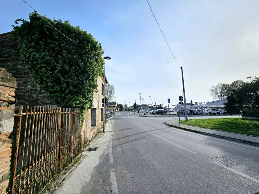 Immagine 6 di Negozio in vendita  in VIA GAMBINA a Este