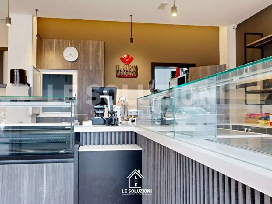 Immagine 2 di Attività commerciale in vendita  in Via Pietro Simone 17 a Castellana Grotte