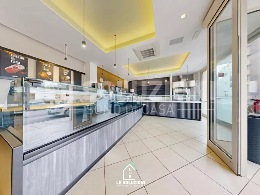 Immagine 4 di Attività commerciale in vendita  in Via Pietro Simone 17 a Castellana Grotte