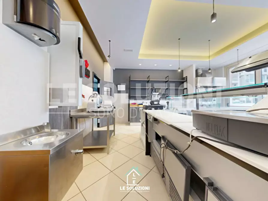 Immagine 6 di Attività commerciale in vendita  in Via Pietro Simone 17 a Castellana Grotte