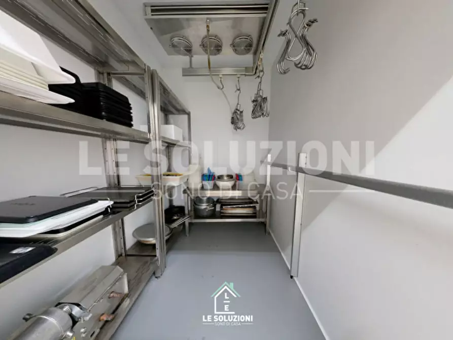 Immagine 14 di Attività commerciale in vendita  in Via Pietro Simone 17 a Castellana Grotte