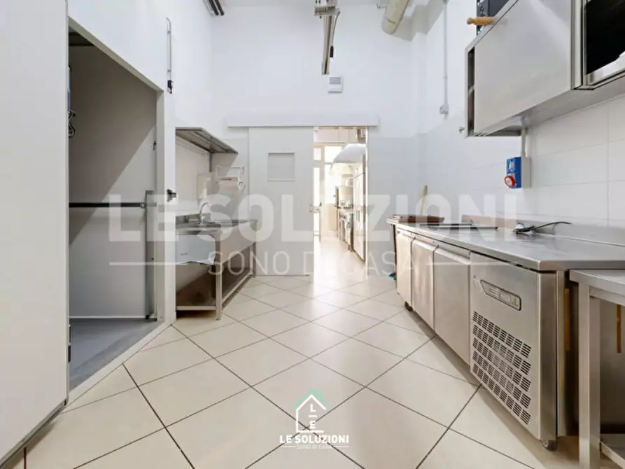 Immagine 16 di Attività commerciale in vendita  in Via Pietro Simone 17 a Castellana Grotte