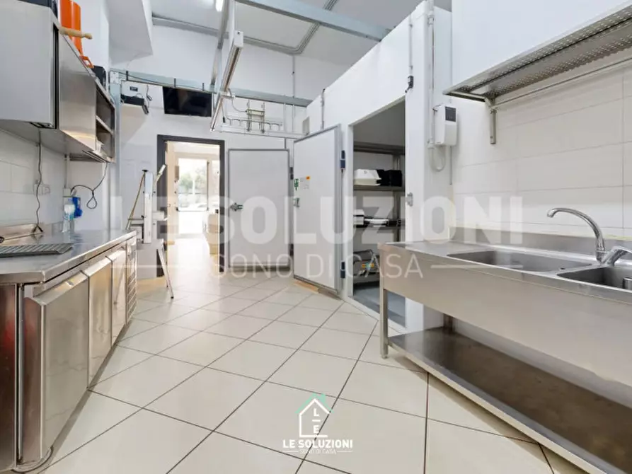 Immagine 18 di Attività commerciale in vendita  in Via Pietro Simone 17 a Castellana Grotte