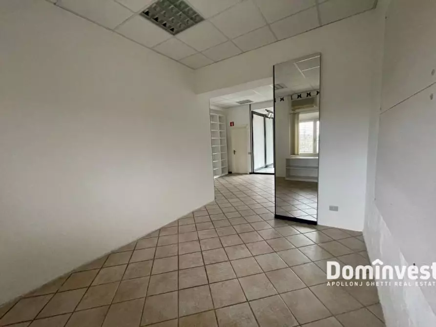 Immagine 3 di Negozio in vendita  a Capalbio