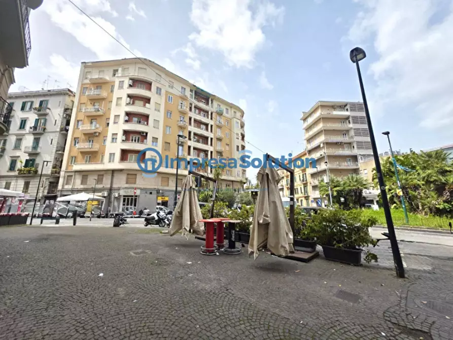 Immagine 1 di Negozio in affitto  in Piazza Cosimo Fanzago a Napoli