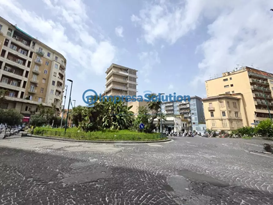 Immagine 2 di Negozio in affitto  in Piazza Cosimo Fanzago a Napoli