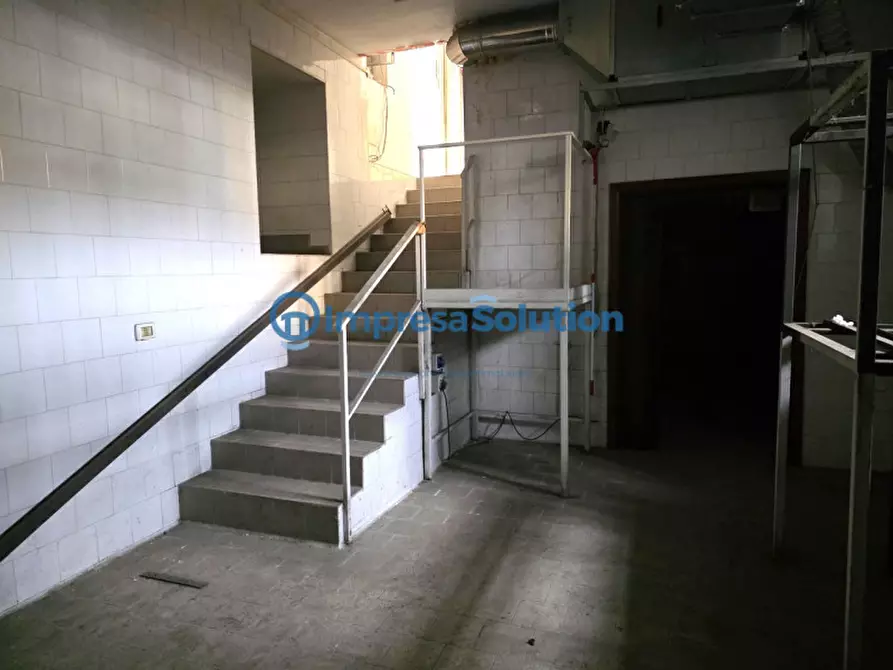 Immagine 11 di Negozio in affitto  in Piazza Cosimo Fanzago a Napoli