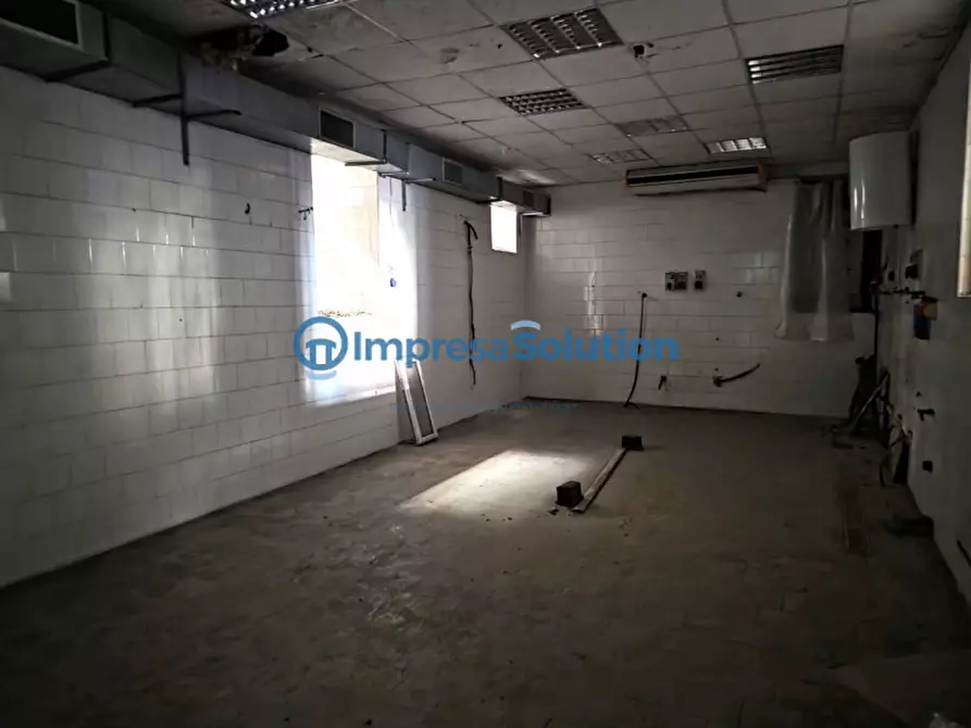 Immagine 12 di Negozio in affitto  in Piazza Cosimo Fanzago a Napoli